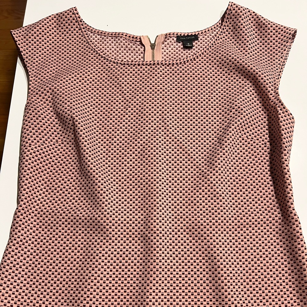 She’ll too Ann Taylor size 6 zipper in back